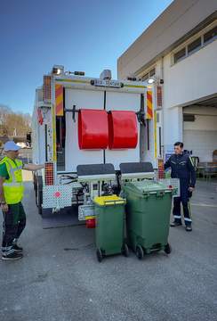 Prikaz dviga in tehtanja zabojnikov